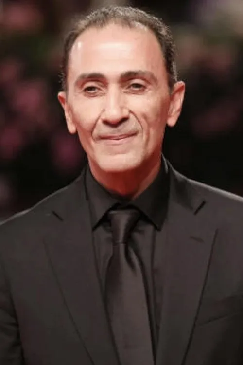 Suhail Dabbach interpretando a Old Man Fatook