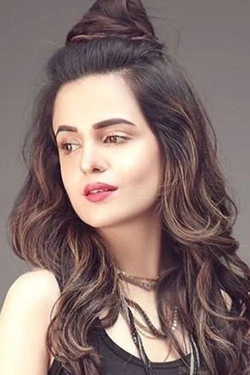 Sumbul Iqbal — personaje: Noor Fatima