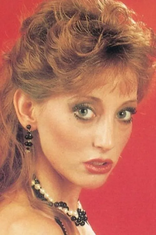 Summer Rose interpretando a 