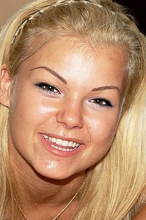 Sunny Blue interpretando a Carolyne