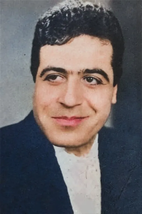 Suphi Kaner interpretando a Sezai