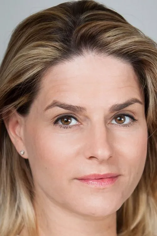 Susann Uplegger interpretando a Caroline Heller