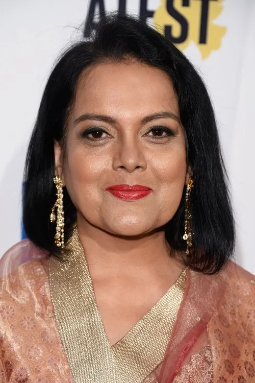 Sushmita Mukherjee interpretando a Ms. Melwani