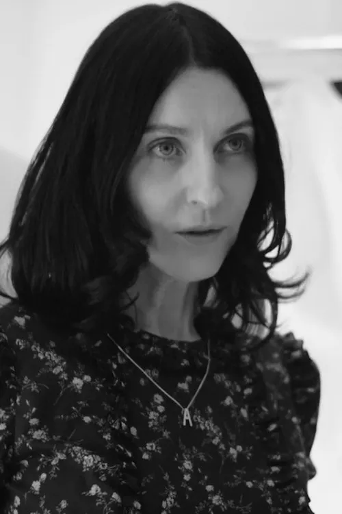 Susie Bick interpretando a Self