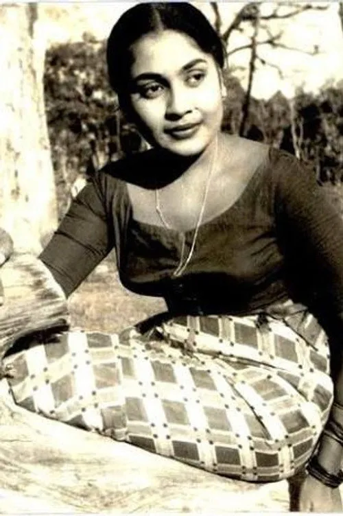 Suvineetha Weerasinghe interpretando a Arachchi Hamine
