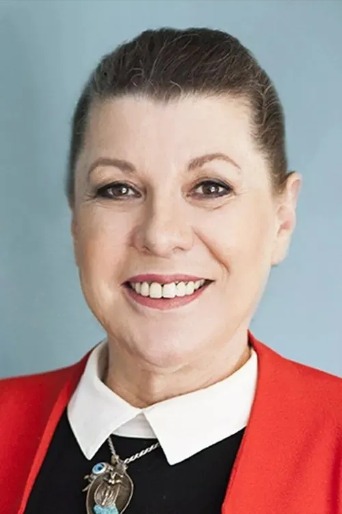 Suzan Aksoy interpretando a Ulviye Teyze