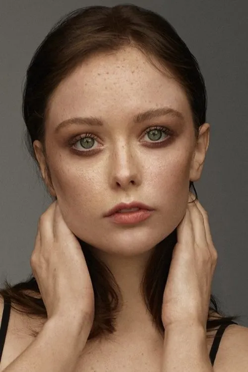 Suzanna Son interpretando a Clarissa