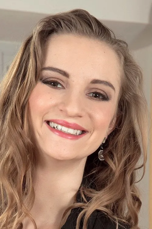 Suzie Sun interpretando a 