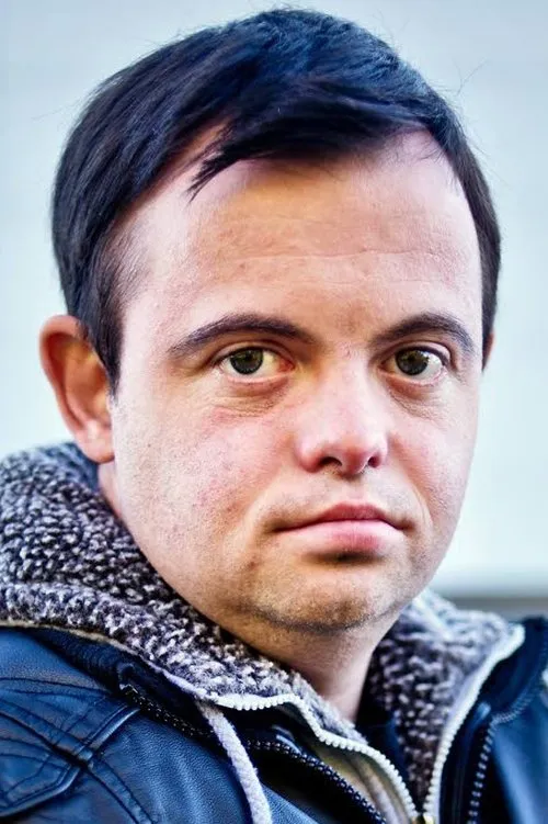 Svein André Hofsø Myhre interpretando a Arvid