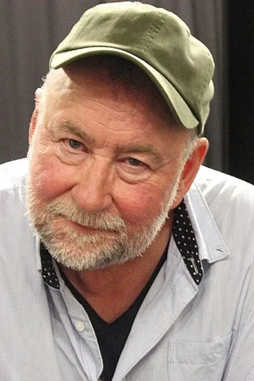 Sven-Åke Gustavsson interpretando a Bertil Mellberg