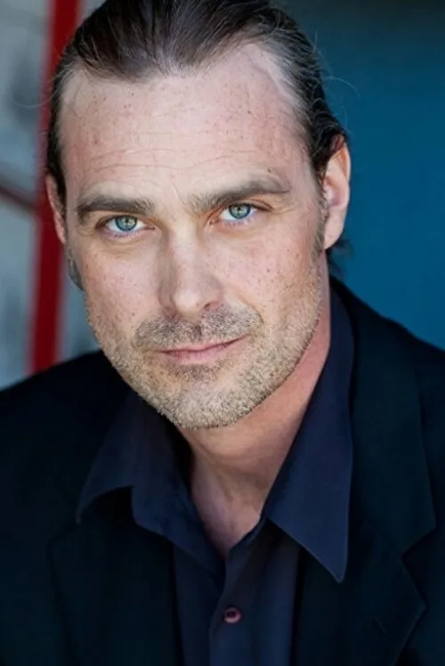 Sven Holmberg interpretando a Keith Slier