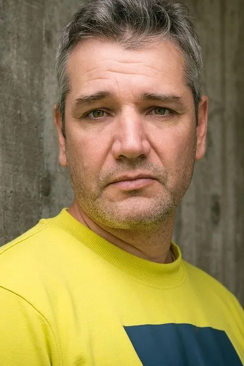 Svezhen Mladenov interpretando a Doctor