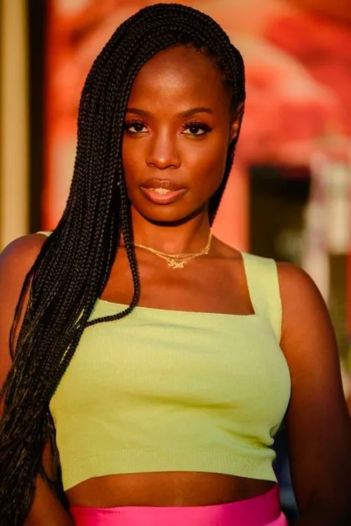 Sydnee Washington interpretando a Self