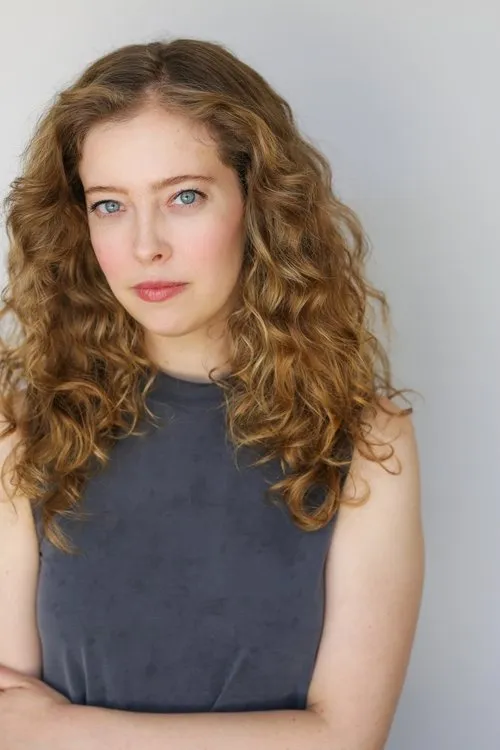 Sydney Steinberg interpretando a Hannah Phillips