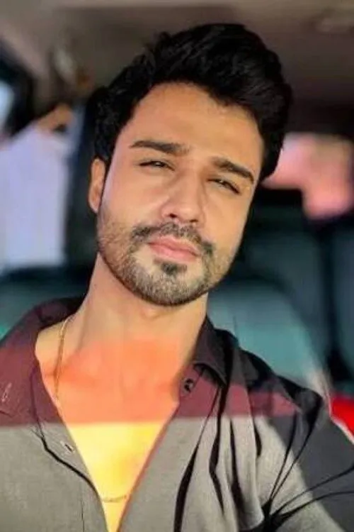 Syed Fazal Hussain interpretando a 