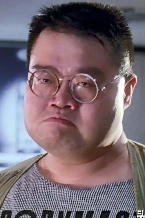 Sze Kai-Keung interpretando a Fatty Shih