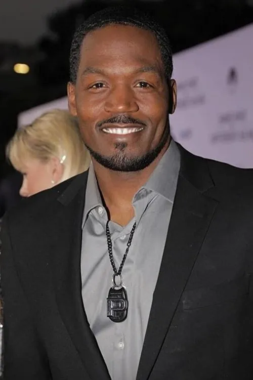 T.C. Stallings interpretando a Cecil King