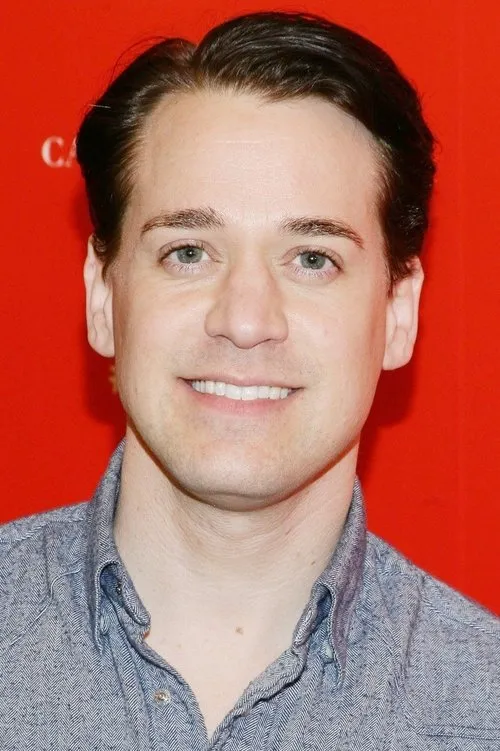 T.R. Knight interpretando a Drew Ference (voice)