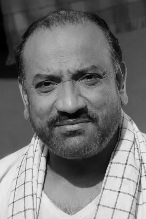 T. S. Raghavendra interpretando a Sindhu's father