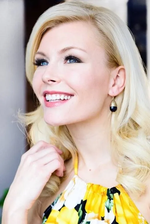 Tabby Delarosby interpretando a Courtney Reed