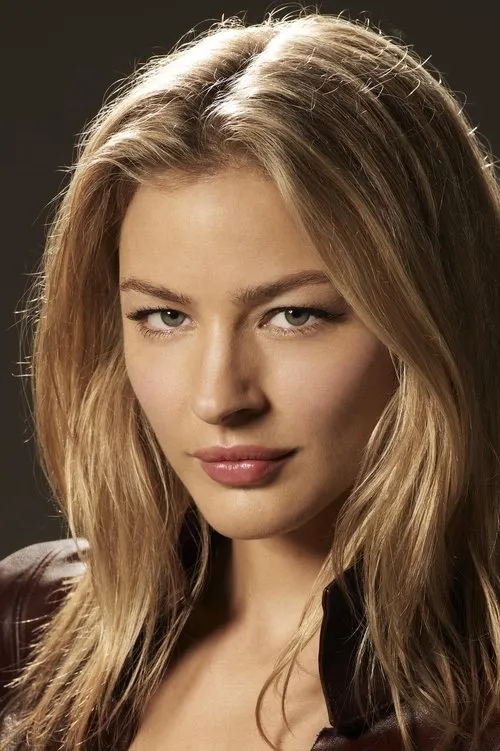 Tabrett Bethell interpretando a Amy