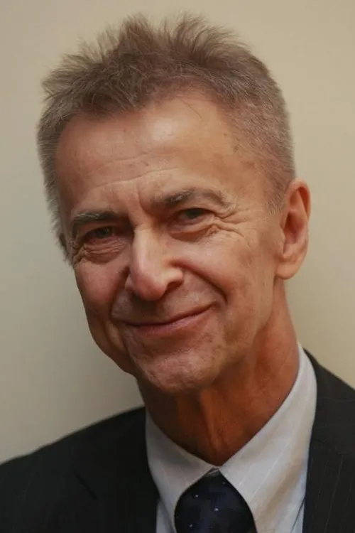 Tadeusz Ross interpretando a Chairman's Assistant