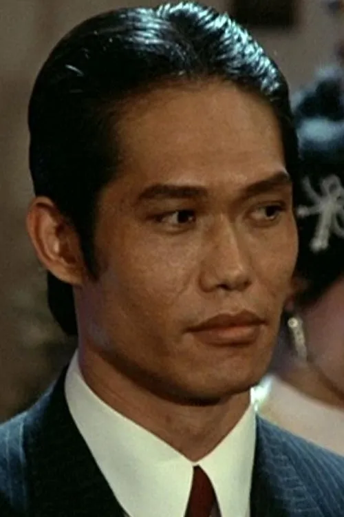 Tai San interpretando a 