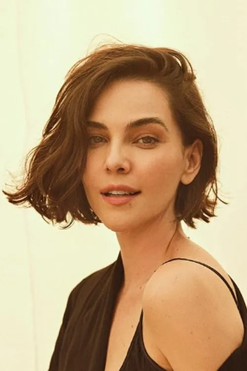 Tainá Müller interpretando a Marcela