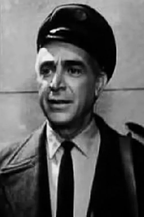 Takis Hristoforidis interpretando a Captain John