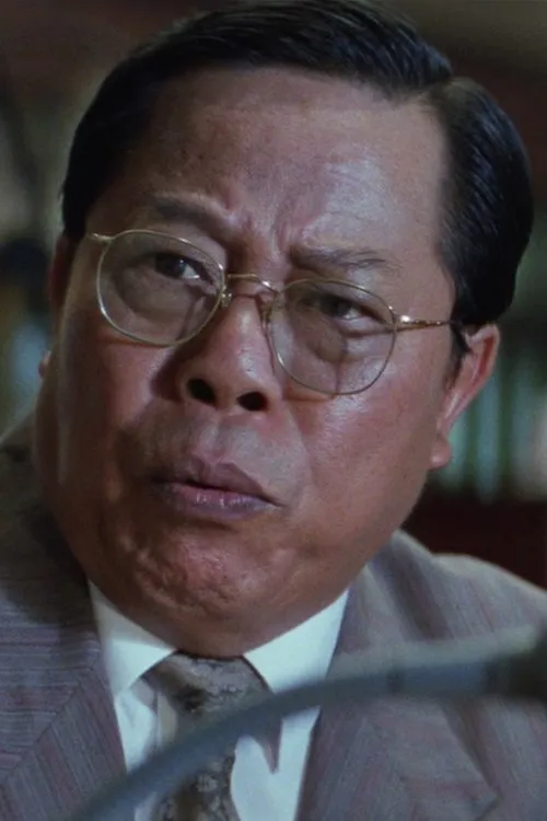 Tam Yat-Ching interpretando a Mr Wong