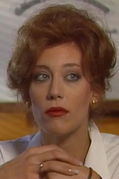 Tamara Longley interpretando a Lady Attorney