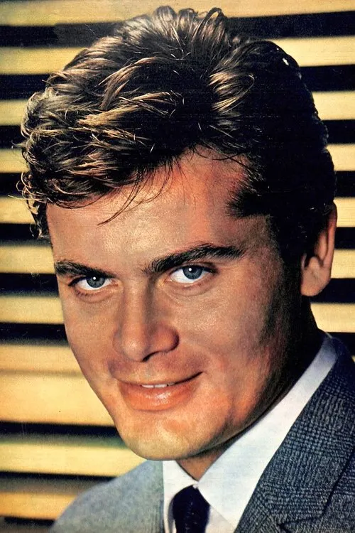 Tamer Yiğit interpretando a 