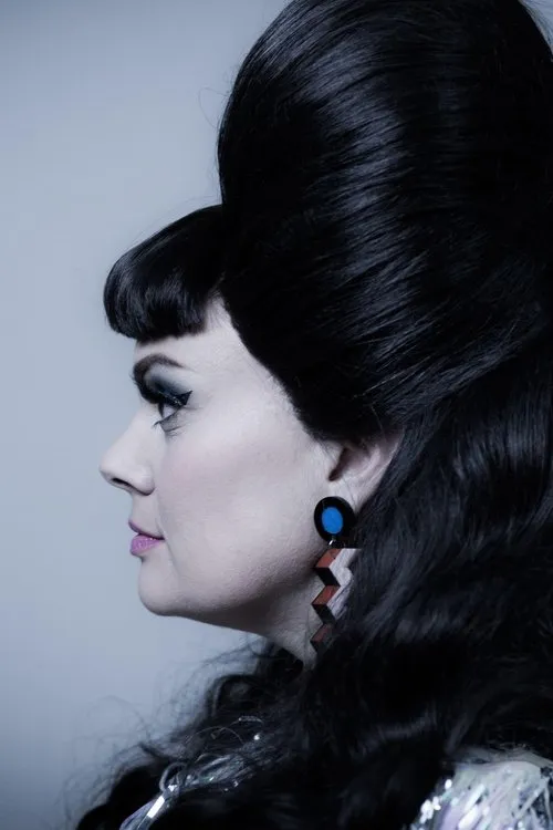 Tami Neilson interpretando a Self - Guest Artist