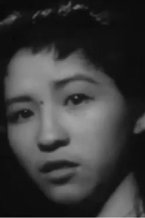 Tan Ni interpretando a 