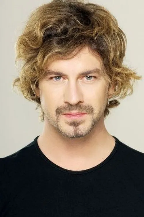 Tan Sağtürk interpretando a Julien