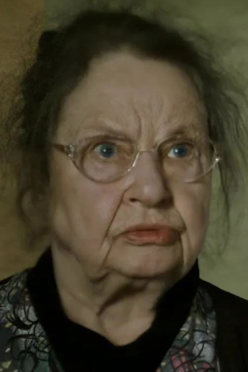 Tana Schanzara interpretando a Oma Käthe Pollak