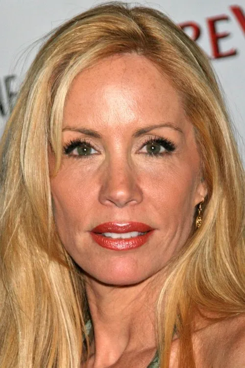 Tane McClure interpretando a Lacy