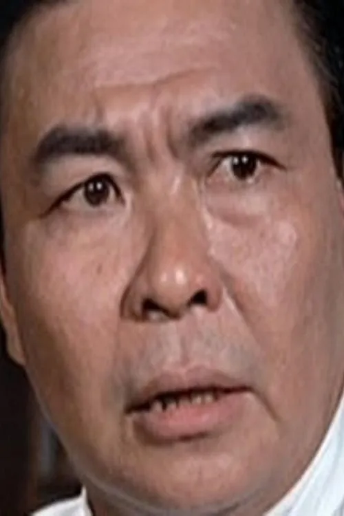 Tang Ti interpretando a 2nd Uncle