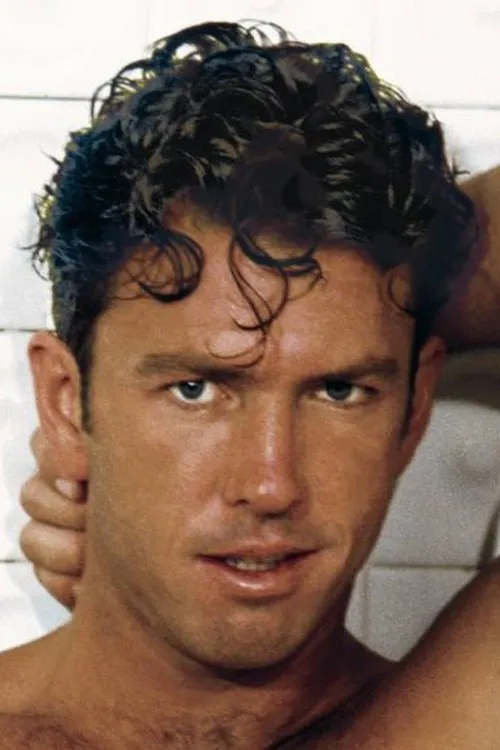 Tanner Reeves interpretando a The hard hat