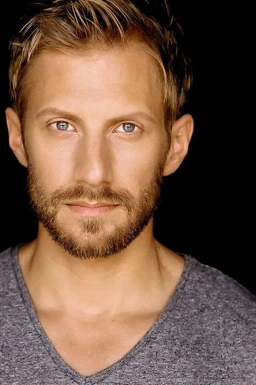 Tanner Thomason interpretando a Tanner