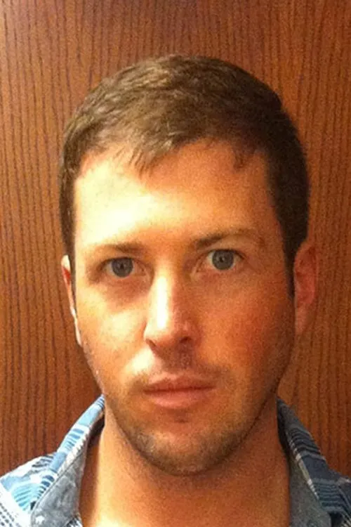 Tanner Wayne interpretando a 