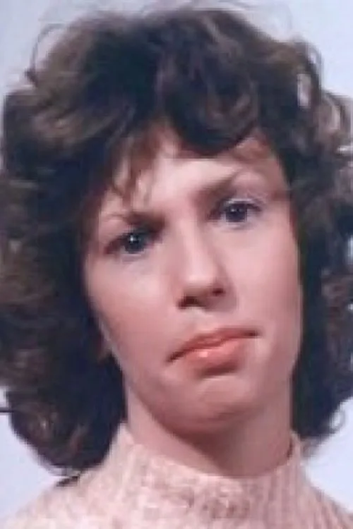 Tanya Tickler interpretando a Delilah (as Ms. Dunkle)