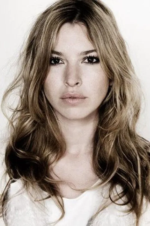 Tara Elders interpretando a Ayse Him