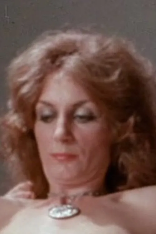 Tara Flynn interpretando a Miss Meecham