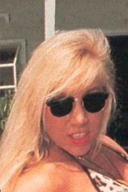 Tara Gold interpretando a