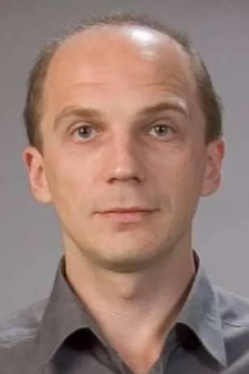 Taras Kurian interpretando a politruk