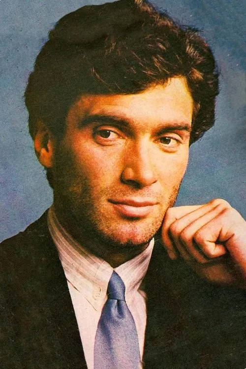 Tarık Tarcan interpretando a Mehmet