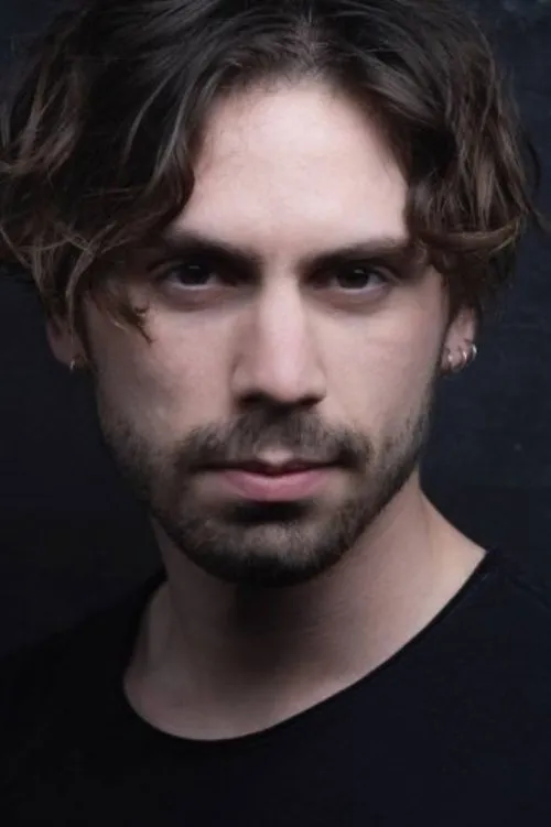 Taro Emir Tekin interpretando a Raven