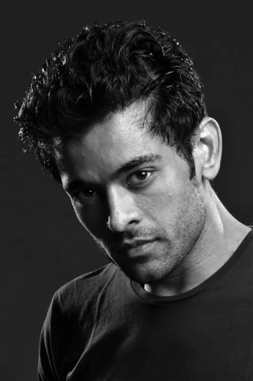 Tarun Gahlot — personaje: Captain 'Tank' Chauhan