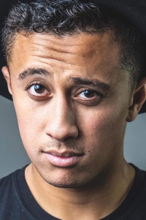 Tasman Bartlett-Masina interpretando a Himself